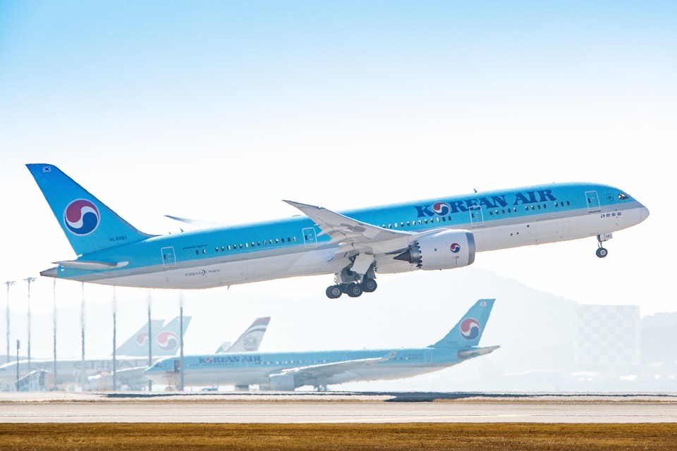 국내 항공사들이 코로나19로 닫혔던 하늘길을 다시 연다. 날아오르는 대한항공 보잉 787-9. 참고사진=대한항공