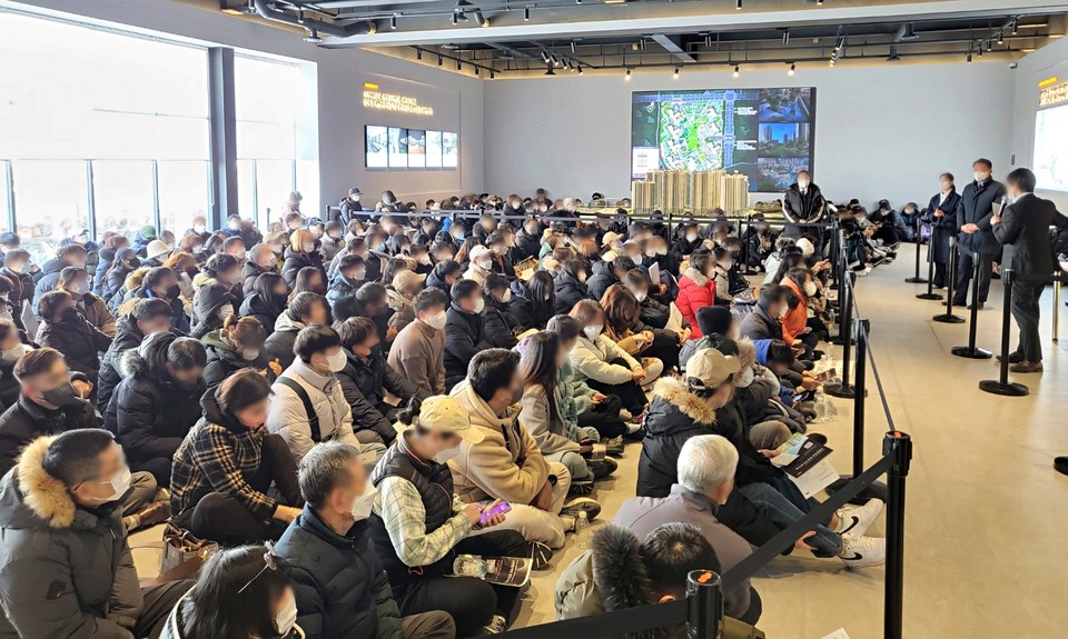 e편한세상 탕정 퍼스트드림 주택전시관에서 진행된 선착순 동호 지정 추첨·계약에 인파가 몰렸다. 사진=DL이앤씨