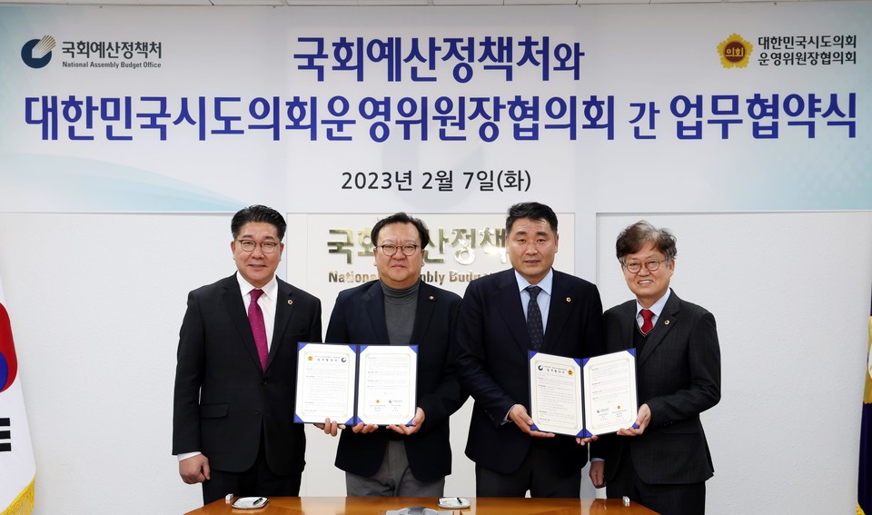 박환희 위원장(왼쪽 세번째)이 업무협약식을 진행하고 기념사진을 촬영하고 있다. 사진=서울시의회