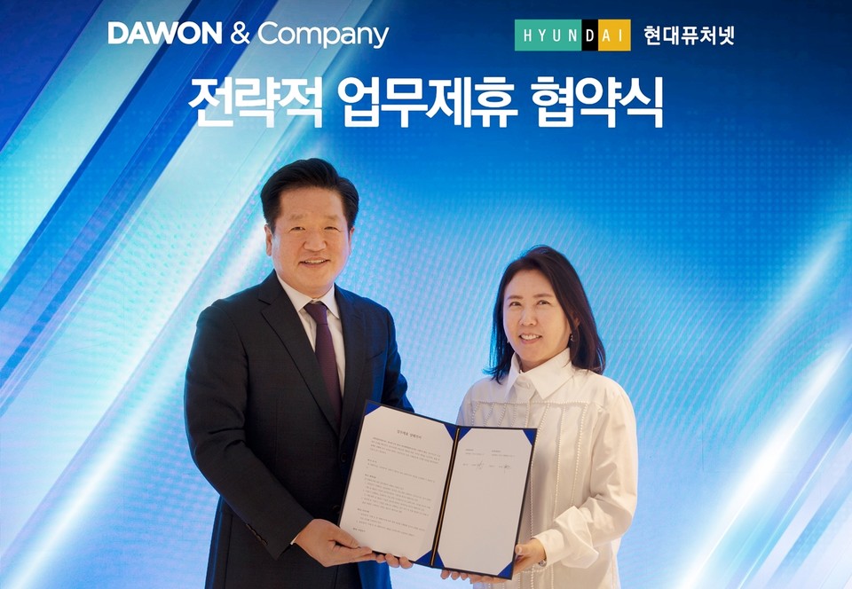 13일 오전, 서울 서초구 현대퓨처넷 사옥에서 류성택 현대퓨처넷 대표(사진 왼쪽)와 조서윤 다원앤컴퍼니 대표가 업무협약 체결 후 기념촬영을 하고 있다. 사진= 현대퓨처넷