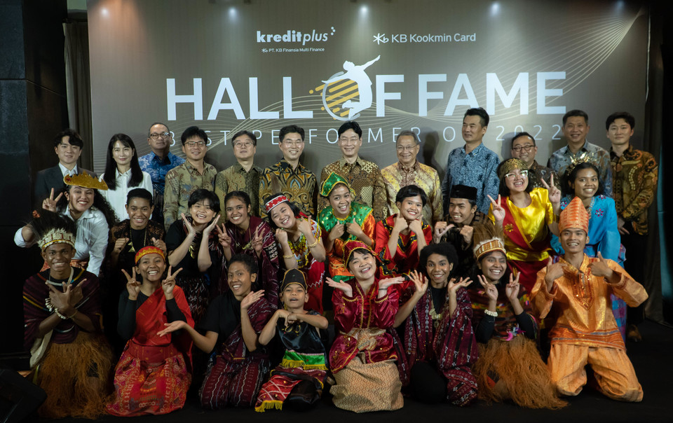 이창권 KB국민카드 사장(맨 뒷줄 오른쪽 여섯 번째)과 임직원들이 지난 15일 인도네시아 현지 법인 KB 파이낸시아 멀티파이낸스(KB FMF) 본사에서 열린 우수 직원 시상식 후 기념 촬영을 하고 있다. 사진=KB국민카드