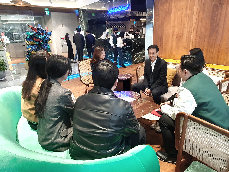 [바디프랜드_사진자료] 바디프랜드 공동대표 지성규 대표가 임직원들과 소통하고 있다