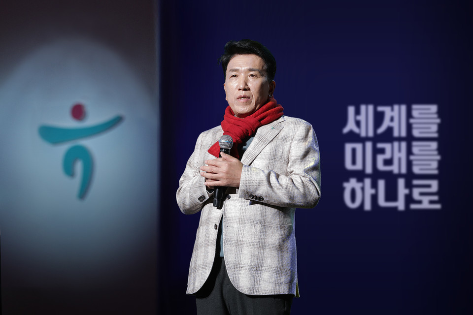 함영주 하나금융그룹 회장이 지난달 28일 서울시 경희대학교 평화의 전당에서 임직원들과 신년 전략 과제를 공유하고 있다. 사진=하나금융그룹