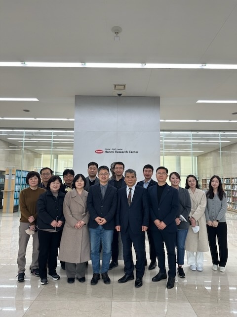 ‘오피니언 리더 대상 제약바이오산업 현장 견학’ 참가자들이 지난 16일 한미약품 R&D센터에서 기념촬영을 하고 있다. 사진=한국제약바이오협회