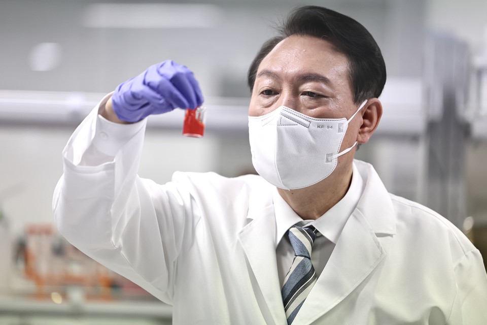 윤석열 대통령이 지난해 7월 27일 경기도 분당서울대학교병원 헬스케어 혁신파크에서 열린 제4차 비상경제민생회의에 앞서 아이엠지티 연구소를 방문해 시연을 하고 있다. 사진=대통령실.