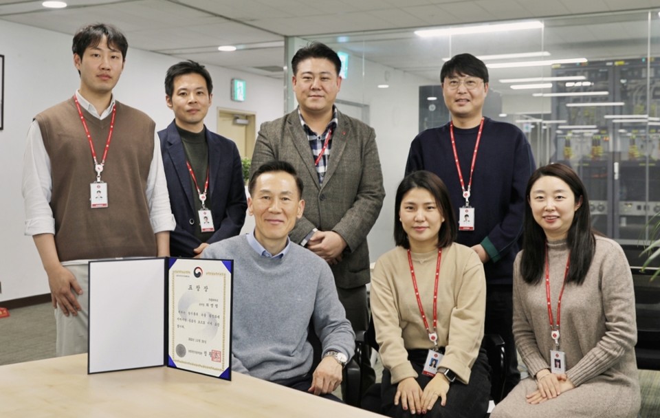 농림부 장관 표창을 수상한 롯데제과 최명림 글로벌사업본부장과 캔햄 수출을 담당하는 글로벌푸드팀 팀원들. 사진=롯제제과