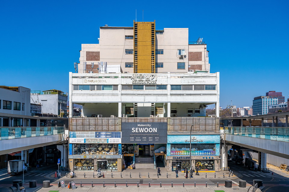 공중보행로를 만들어 상가와 상가 사이를 연결한 다시 세운 프로젝트. 사진=서울관광재단