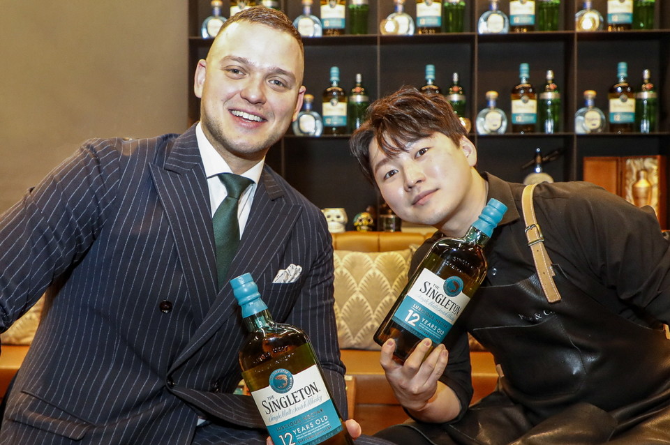 지난해 세계 최대 바텐더 대회 ‘월드클래스 글로벌’ 우승자로 선정된 아드리안 미할치크 바텐더(왼쪽)와 ‘월드클래스 코리아 2022’ 우승자 유민국 바텐더가 기념촬영을 하고 있다. 사진=디아지오코리아