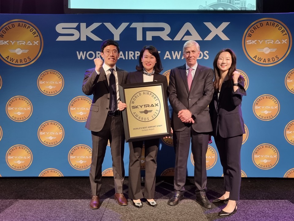 인천국제공항공사 윤선희 터미널운영처장(왼쪽 두 번째)이 ‘세계 최우수 공항직원상’ 상패를 들고 스카이트랙스 에드워드 플레이스테드(Edward Plaisted) 회장(사진 왼쪽에서 세 번째) 및 공사 직원들과 기념촬영을 하고 있다. 사진=인천국제공항공사