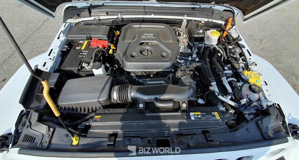 랭글러 4xe 엔진룸. 사진=손진석 기자.
