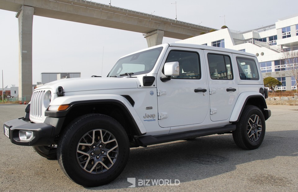 지프 랭글러 4xe 전측면. 사진=손진석 기자