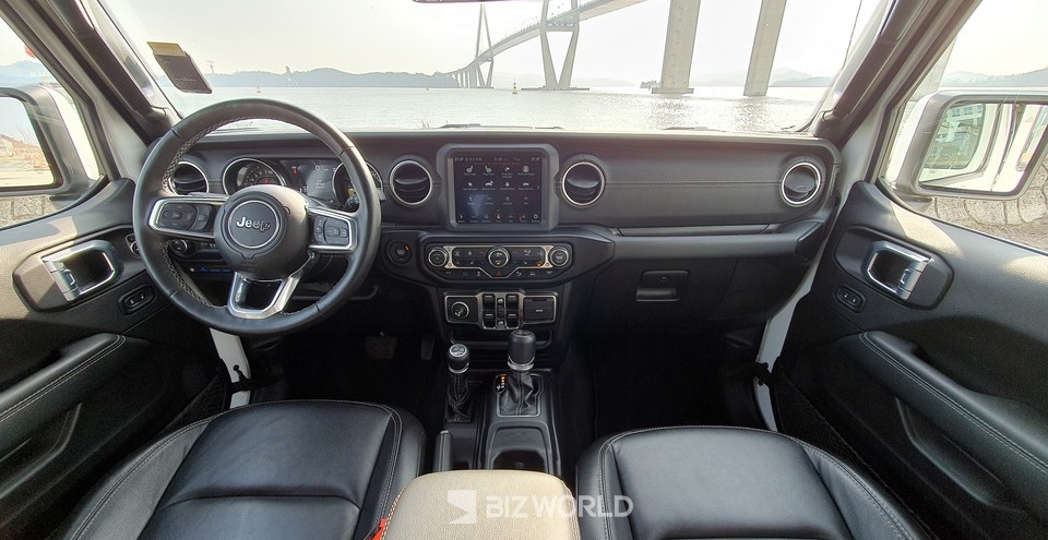 랭글러 4xe 실내. 사진=손진석 기자