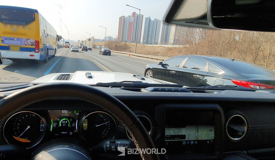 고속도로 주행 중 옆 차선에서 급하게 차선변경을 하는 차량을 감지해 속도를 줄여 사고를 방지해 준다. 사진=손진석 기자