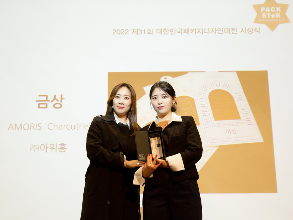 아워홈 BX Graphic디자인팀 팀원들이 '제31회 대한민국 패키지디자인 대전'에서 수상한 후 기념 촬영을 하고 있다. 사진=아워홈