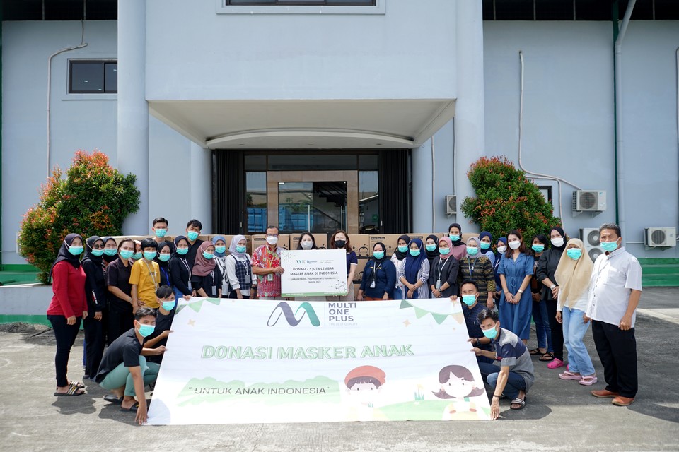 인도네시아에 거점을 두고 있는 의료기기와 봉제 전문 생산 유통기업인 ‘PT. MULTI ONE PLUS(㈜섬밋헬스케어)’는 지난 7일(현지시각) 굿네이버스 인도네시아 본부인 ‘Gugah Nurani Indonesia(GNI)’를 방문해 어린이용 마스크 후원식을 진행했다고 관계자는 10일 밝혔다. 사진=섬밋헬스케어