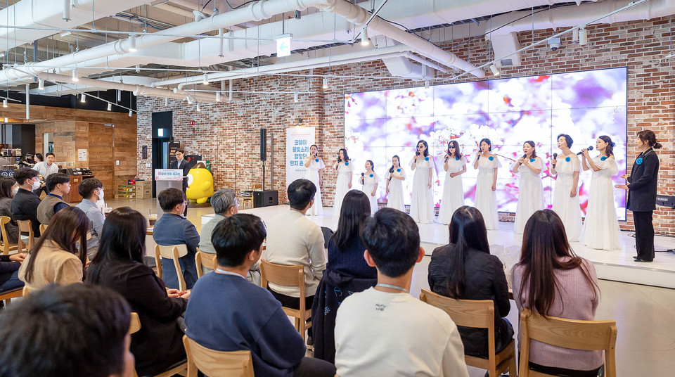 코웨이 물빛소리 합창단이 장애인의 날을 맞이해 지난 12일 서울 구로구 G타워에 위치한 코웨이 본사에서 임직원들과 함께하는 ‘런치 콘서트’를 진행했다. 사진=코웨이