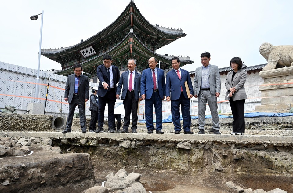 박환희위원장(왼쪽 두번째)이 삼군부 발굴현장에서 적심에 대해 설명하고 있다. 사진=서울시의회