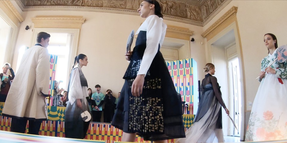 문화체육관광부(장관 박보균)와 한국공예·디자인문화진흥원(원장 김태훈, 공진원)은 우리 옷 한복의 우수성과 아름다움을 세계에 알리기 위해 이탈리아 밀라노 현지에서 ‘한복 패션쇼’와 ‘조선시대 전통한복 특별’전을 차례로 열었다고 20일 밝혔다. 사진=한국공예·디자인문화진흥원