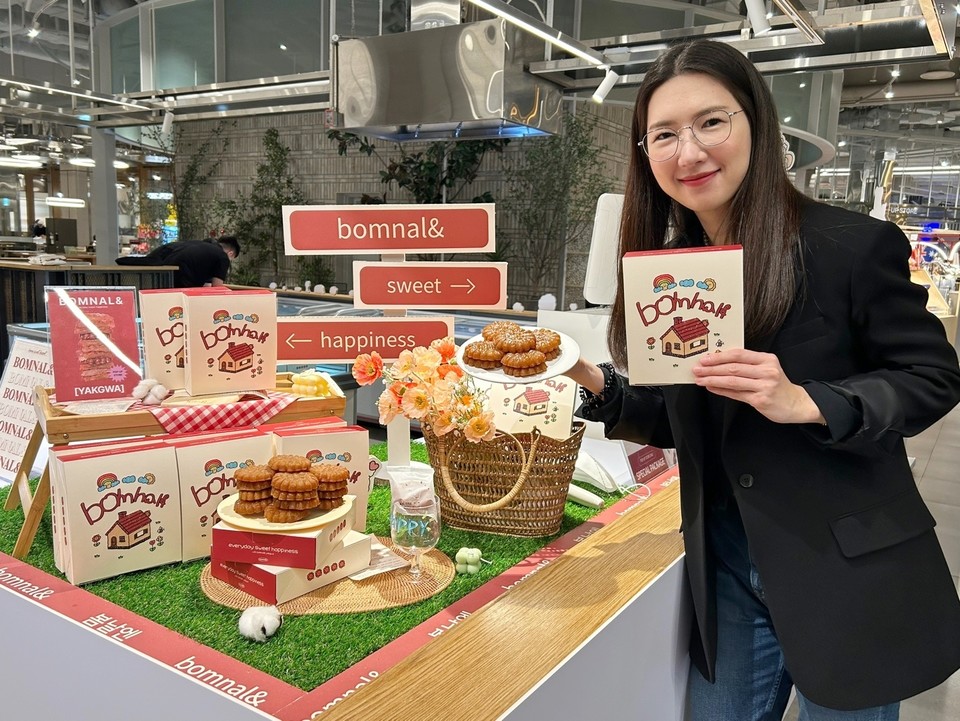 서울 영등포구에 위치한 현대백화점 더현대 서울 지하1층 '봄날엔약과' 팝업 행사장에서 인기 유튜버 '여수언니' 정혜영씨가 상품을 소개하고 있다. 사진=현대백화점