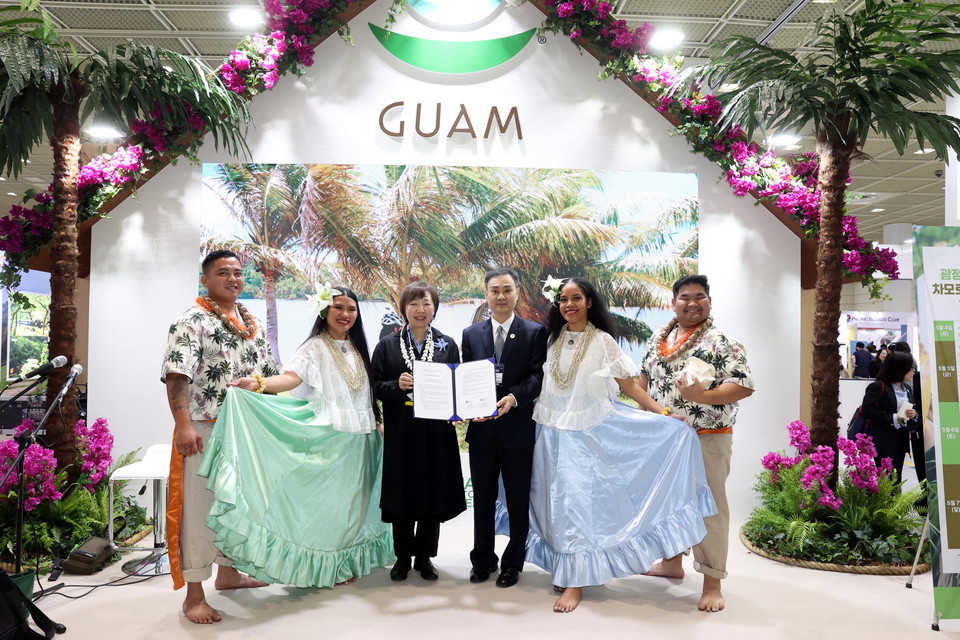 괌정부관광청이 제주관광공사와 업무협약을 체결하고 기념사진을 촬영하고 있다. 사진=괌정부관광청