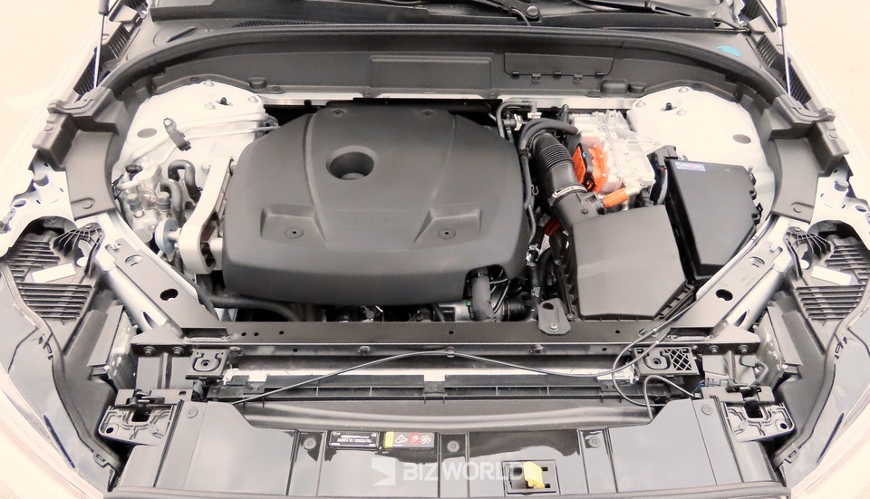 XC60 T8 리차지 엔진룸. 사진=손진석 기자