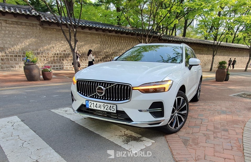 서울시청 인근에서 출발 대기 중인 XC60 T8 리차지. 사진=손진석 기자