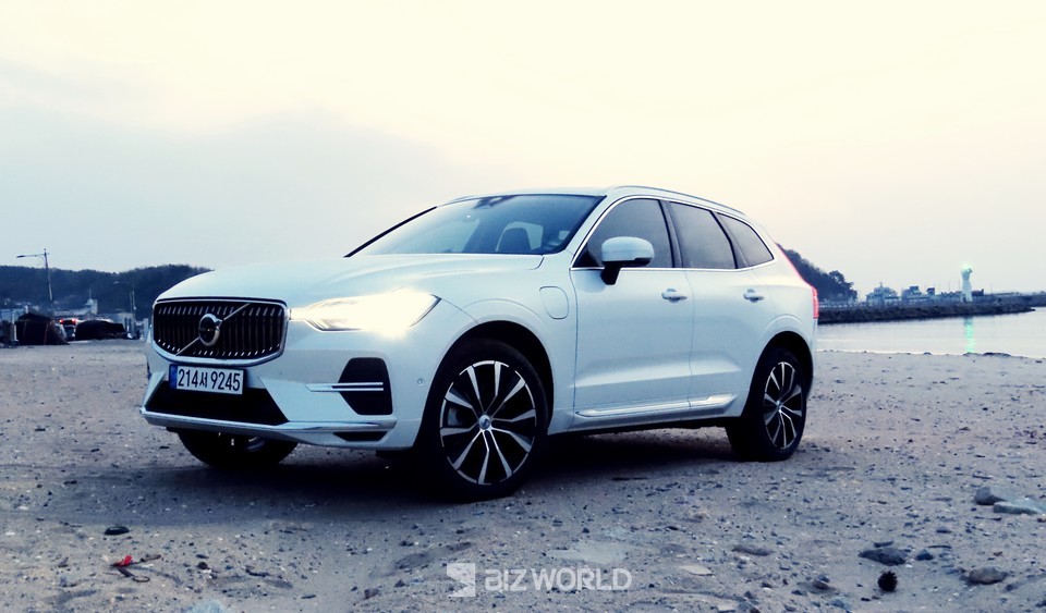 XC60 T8 리차지 측면. 사진=손진석 기자