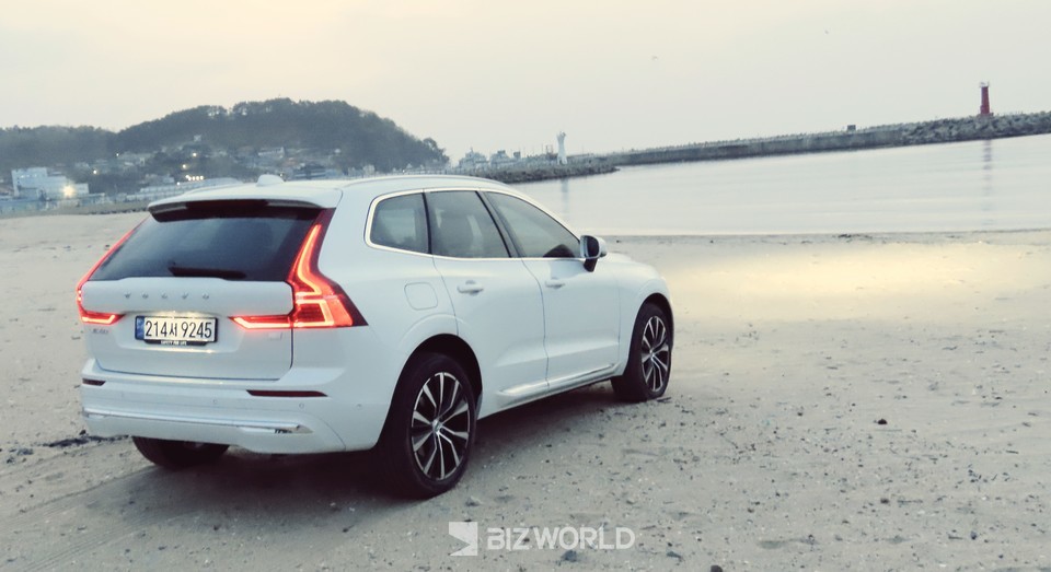 XC60 T8 리차지 후측면. 사진=손진석 기자