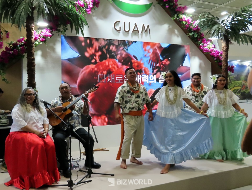 괌정부관광청 부스에서 괌 민속 공연을 하고 있다. 사진=손진석 기자