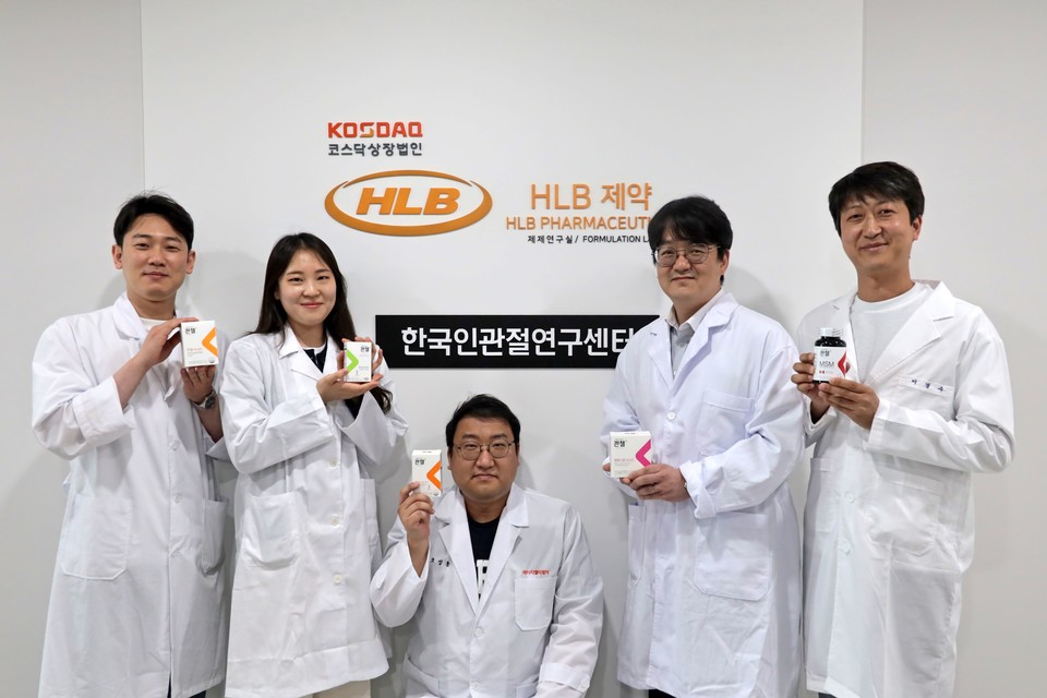 홍준기 HLB제약 한국인관절연구센터 센터장(왼쪽 네번째)이 연구원들과 함께 기념촬영을 하고 있다. 사진=HLB제약