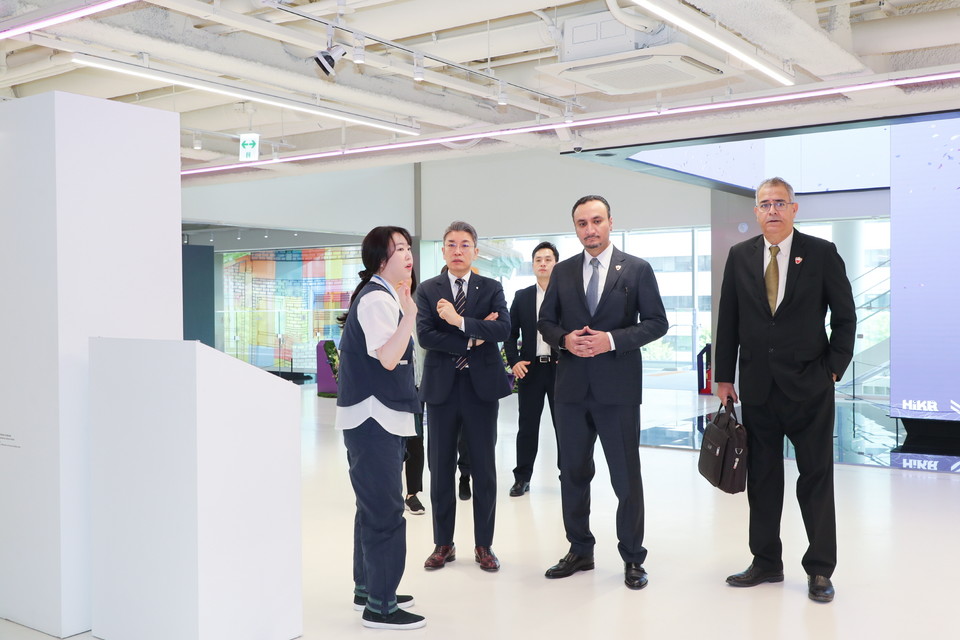 이재환 한국관광공사 부사장(왼쪽 두번째)과 바레인 관광전시공사 CEO 나써르 카에디(Nasser Quedi, 오른쪽 두번째)가 한국관광 홍보관 하이커 그라운드에서 가이드의 설명을 듣고 있다. 사진=한국관광공사