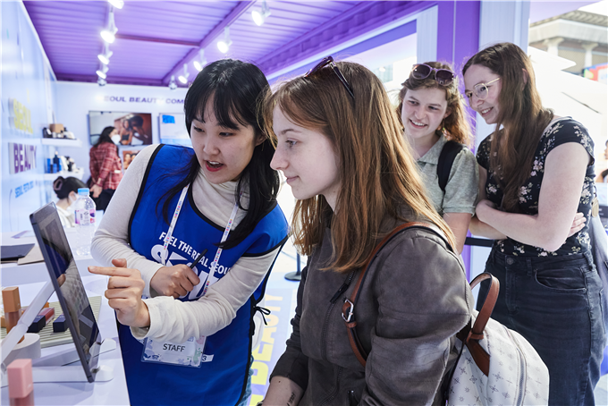 .뷰티존 퍼스널 컬러테스트에 참여하는 외국인 관광객. 사진=서울관광재단