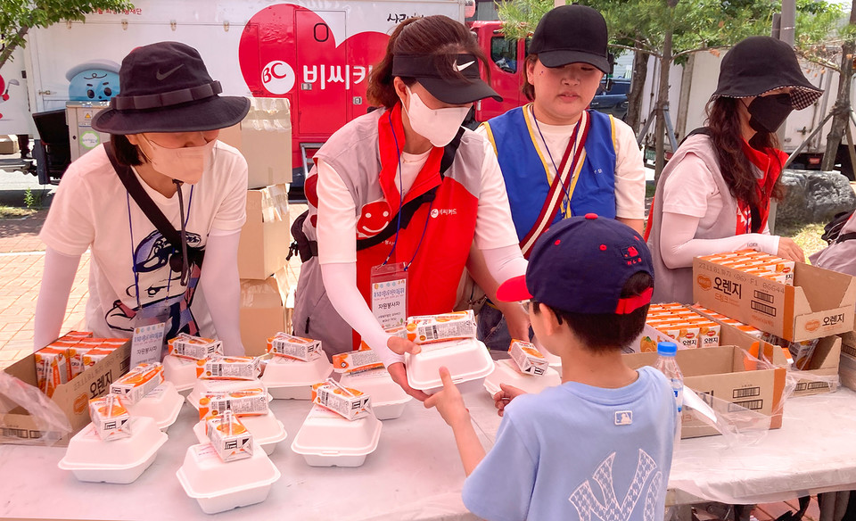 BC카드 관계자들이 지난 20일 포항 어린이 마을축제에서 빨간밥차 지원 활동을 하고 있다. 사진=BC카드
