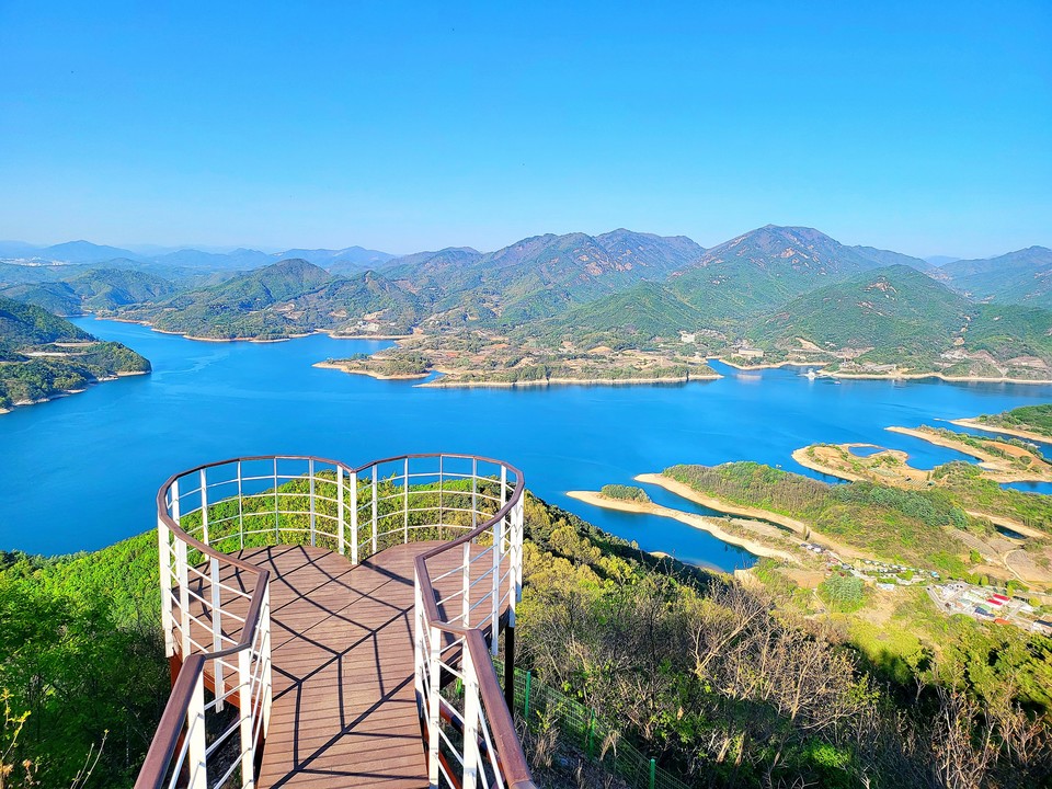 청풍호반 케이블카 정상인 비로봉에서 바라본 청풍호반 전경. 사진=제천시 계획공모 광광사업단