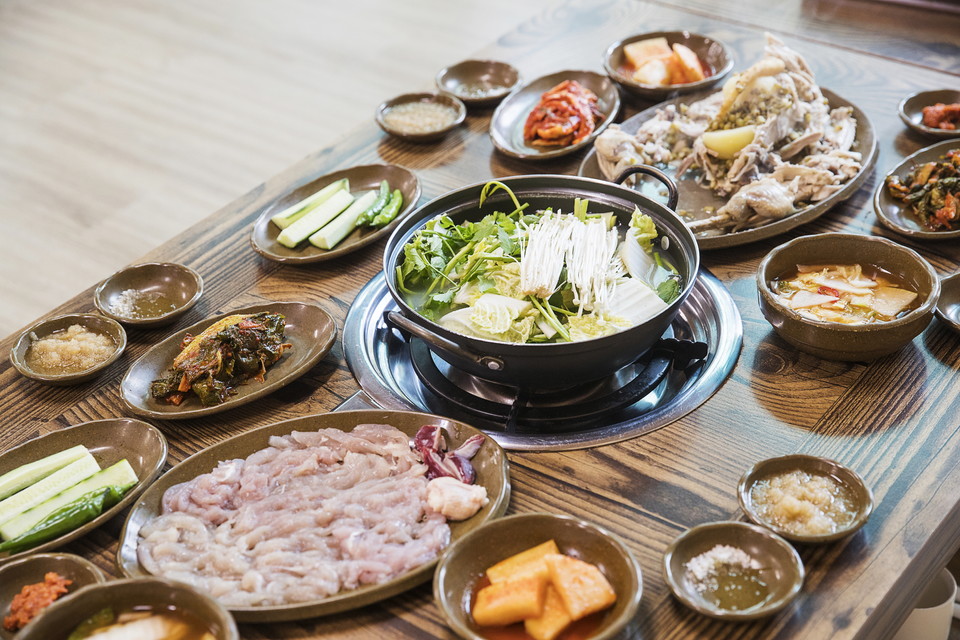 교래리 성미가든의 토종닭 요리. 사진=제주관광공사