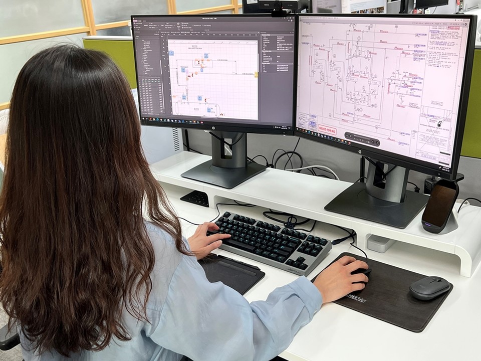 현대엔지니어링 직원이 ‘공정 배관 계장도 자동 인식 시스템’으로 테스트를 진행하고 있다. 사진=현대엔지니어링