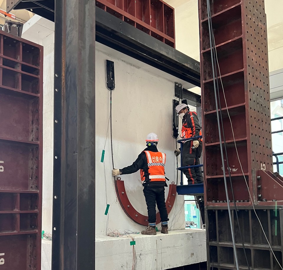 DL이앤씨 직원들이 ‘포스트텐션 하중전이공법’을 검증하고 있다. 사진=DL이앤씨