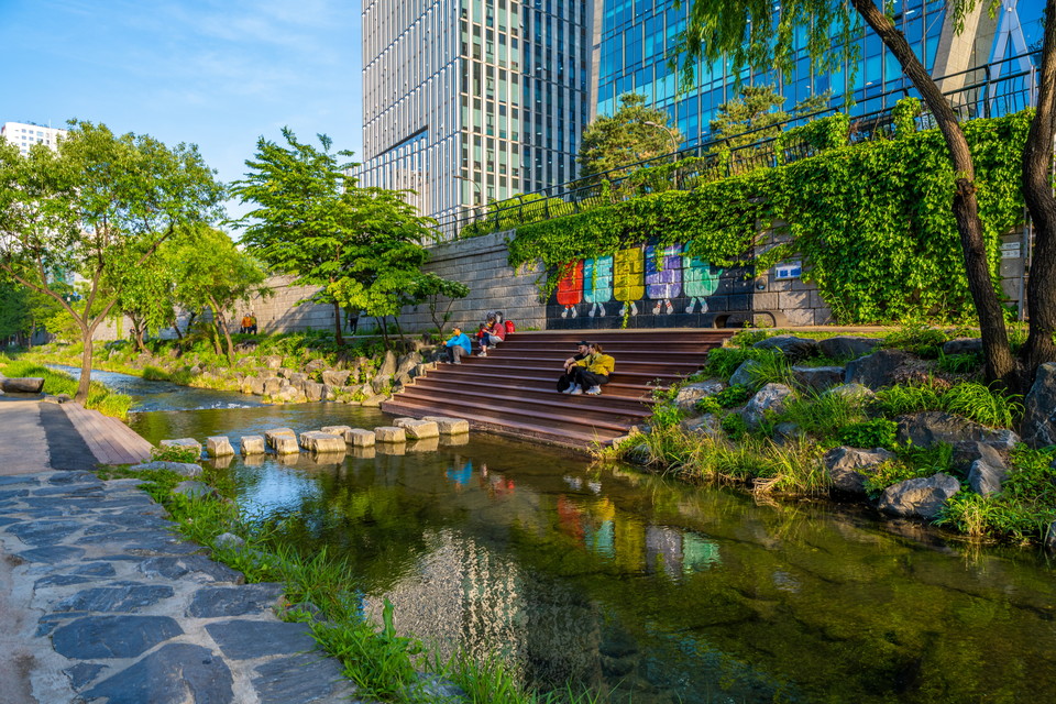 청계천의 평화로운 풍경. 사진=서울관광재단