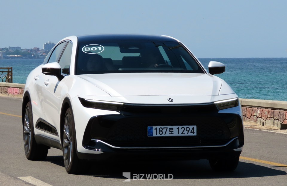 토요타 크라운 정측면. 사진=손진석 기자