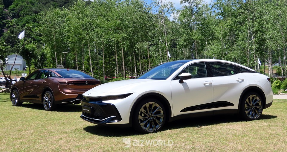 미디어 시승행사에 전시되어 있는 토요타 크라운. 사진=손진석 기자