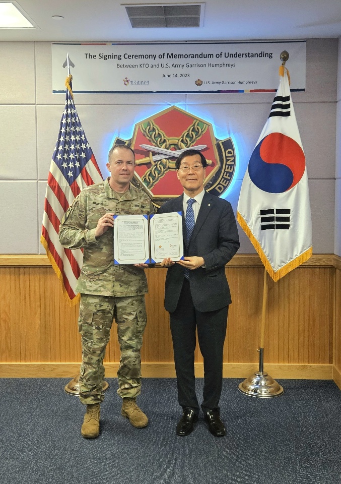 김장실 한국관광공사 사장(오른쪽)과 세스 C. 그레이브스 美 육군 험프리스 수비대 기지사령관이 업무협약을 하고 기념사진을 촬영하고 있다. 사진=한국관광공사