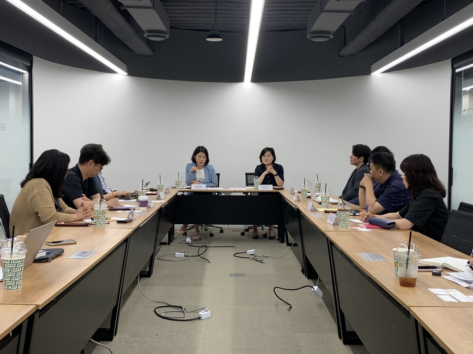 서울관광재단에서 진행된 자문회의 참석해 토론을 이어가는 자문위원들. 사진=서울관광재단