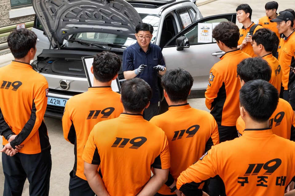 볼보자동차코리아가 ‘2023 소방대원 전기차 안전구조 세미나’를 진행하고 있다. 사진=볼보자동차코리아