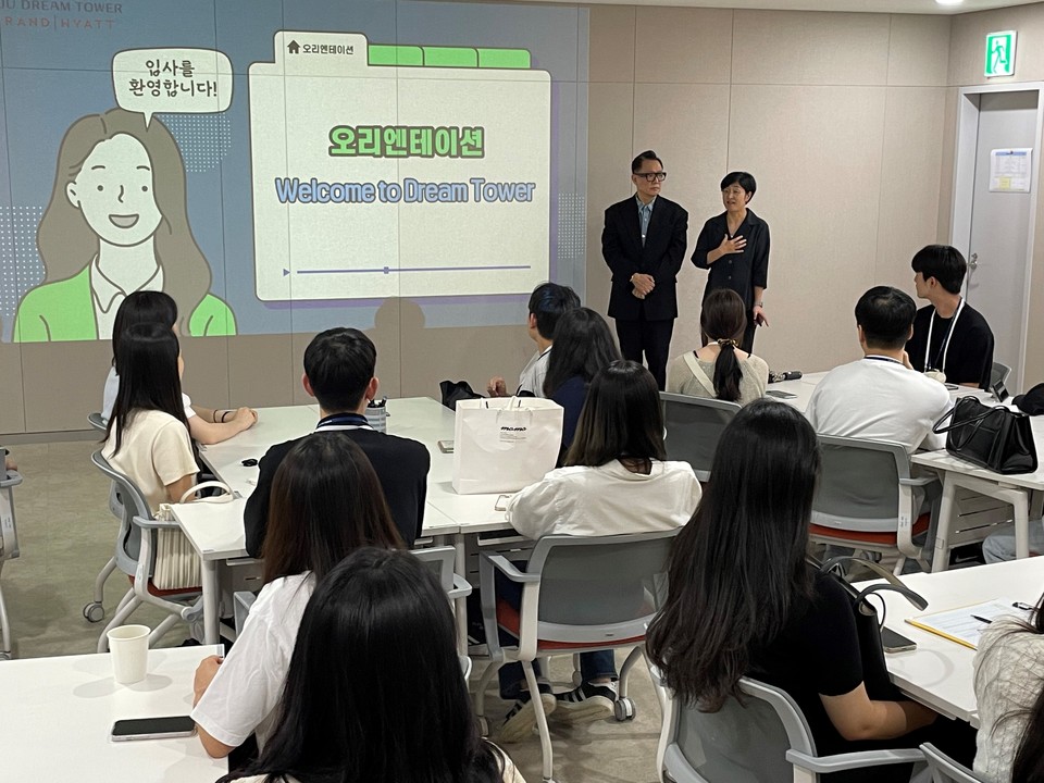 대학생 하계 현장실습 참가자들이 최근 제주 드림타워 복합리조트에서 오리엔테이션을 받고 있다. 사진=롯데관광개발