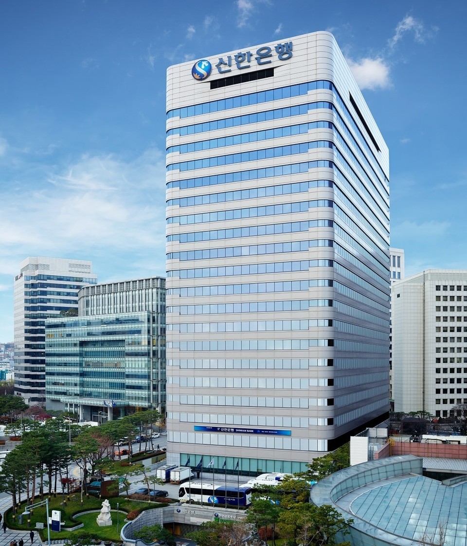 신한은행은 상생 기능 강화를 위해 고령층 고객 비중이 높은 '고객중심 영업점' 리뉴얼을 단행했다. 사진=신한은행