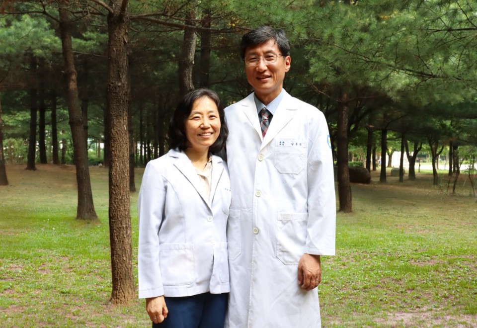 제11회 성천상 수상자로 선정된 부부 의사 안미홍(왼쪽)·김동연씨. 사진=JW그룹