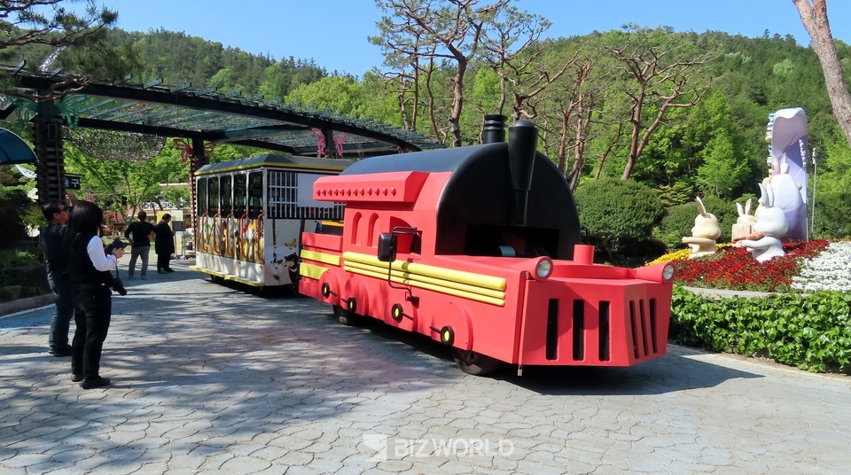 함평 자연생태공원 앞 투어 열차에서 탑승을 기다리고 있다. 함평=손진석 기자