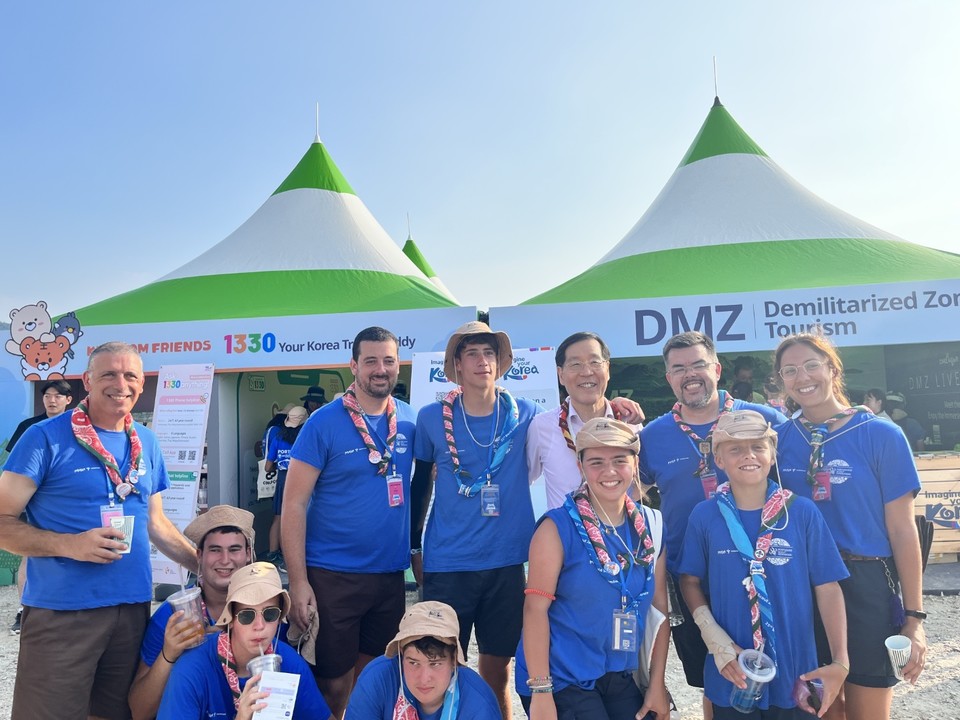 김장실 사장(뒷줄 오른쪽 세번째)이 잼버리 한국관광홍보관에서 기념사진을 촬영하고 있다. 사진=한국관광공사