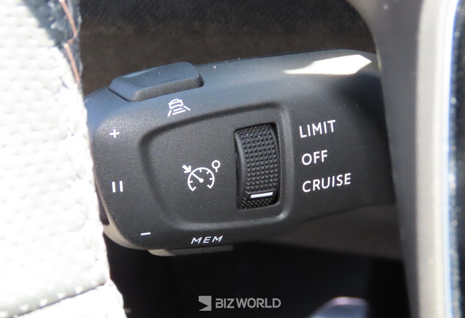 스티어링 휠 왼쪽 아래에 위치한 크루즈컨트롤 레버. 사진=손진석 기자