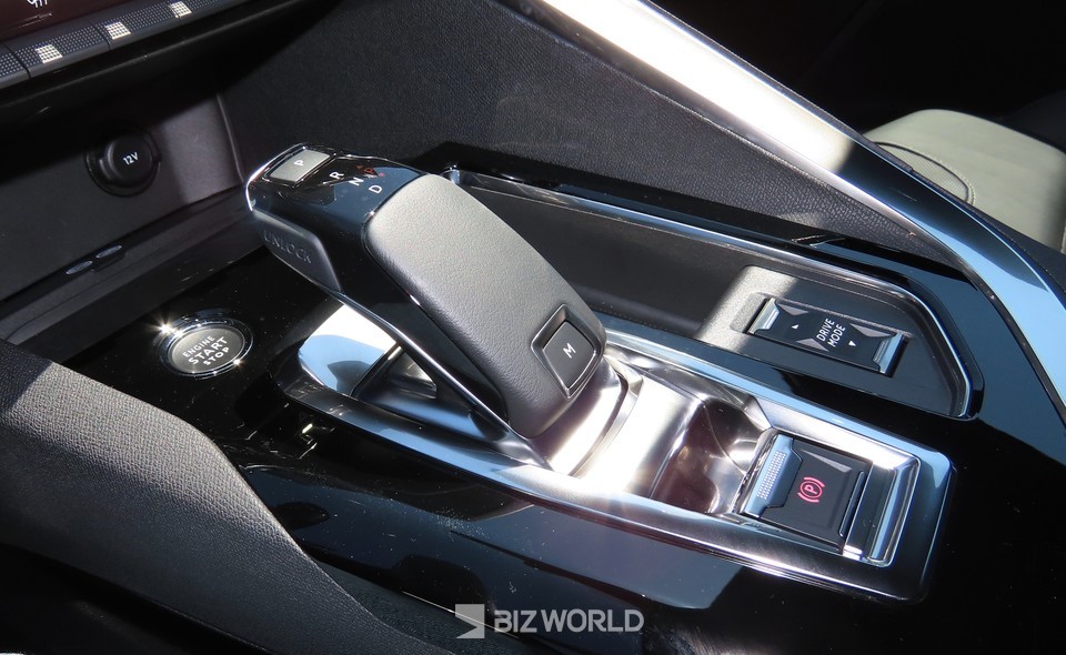 퀵 앤 컴포트 시프트(Quick & Comport Shift) 기술이 적용딘 EAT(Efficient automatic Transmission) 8단 자동변속기 레버와 드라이브 변속 버튼. 사진=손진석 기자